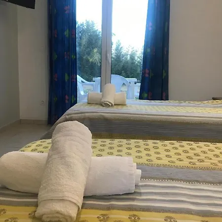 In - In Banos With Shared Swimming Pool *